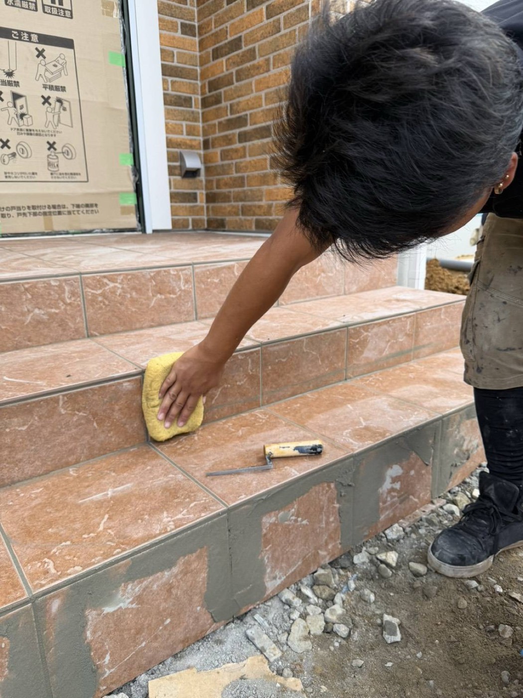 張り上がったタイルの目地拭き